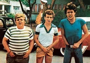 Gemeinsam erleben die drei Freunde (v.li.) Johnny (Zachi Noy), Benny (Yiftach Katzur) und Bobby (Jonathan Segal) die ersten gro&szlig;en Gef&uuml;hle, den ersten Liebeskummer, das "erste Mal", die erste Prostituierte und - die ersten Filzl&auml;use...
