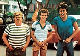 Gemeinsam erleben die drei Freunde (v.li.) Johnny (Zachi Noy), Benny (Yiftach Katzur) und Bobby (Jonathan Segal) die ersten gro&szlig;en Gef&uuml;hle, den ersten Liebeskummer, das "erste Mal", die erste Prostituierte und - die ersten Filzl&auml;use...