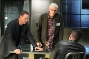 "CSI: Vegas", "Wein zu Blut." D.B. Russell erh&auml;lt Besuch von seinem New Yorker Kollegen Mac Taylor. Ein Urlaub mit Ehefrau Christine f&uuml;hrt Taylor in die Gl&uuml;cksspielstadt. Doch der Traum von ein paar erholsamen Tagen zerplatzt, als Taylors Frau Christine noch am selben Abend auf mysteri&ouml;se Weise spurlos verschwindet. Alle Versuche, ihre F&auml;hrte aufzunehmen, verlaufen vorerst im Sand. Derweil untersuchen Sara und Greg den Mord an dem Weinh&auml;ndler Jack Davari. Halb verwest wird sein Leichnam in einem gro&szlig;en Weinfass entdeckt.Im Bild (v.li.): Gary Sinise (Mac Taylor), Ted Danson (D.B. Russell).