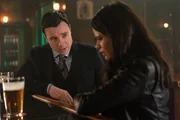 Harry Greenwood (Rupert Evans, l.); Mel Vera (Melonie Diaz, r.) Harry Greenwood (Rupert Evans, l.); Mel Vera (Melonie Diaz, r.)