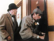 Was haben Holmes (Peter Evans, r.) und Watson (William Griffis) mitten in der Nacht vor der T&uuml;r einer alleinlebenden Frau zu suchen?