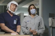 Dr. Owen Hunt (Kevin McKidd, l.); Dr. Carina DeLuca (Stefania Spampinato, r.) Dr. Owen Hunt (Kevin McKidd, l.); Dr. Carina DeLuca (Stefania Spampinato, r.)