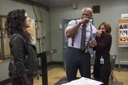 (v.l.n.r.) Rosa Diaz (Stephanie Beatriz); Terry Jeffords (Terry Crews); Gina Linetti (Chelsea Peretti)