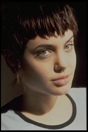 Kate (Angelina Jolie)