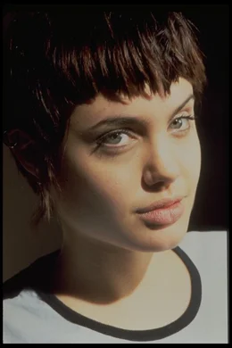 Kate (Angelina Jolie)