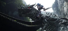 F&uuml;nf Jahre nachdem sich die verwandlungsf&auml;higen Alien-Gruppen Autobots und Decepticons in Chicago bis aufs Blut bek&auml;mpft haben, schwelt bei den niedertr&auml;chtigen Decepticons noch immer der Hass. Optimus Prime wird erneut gezwungen, seine Autobots und die Menschen zu verteidigen ...
