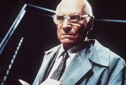 An Skrupellosigkeit ist er nicht zu &uuml;berbieten: Mit aller Entschlossenheit und unbarmherzig entledigt sich der fr&uuml;here KZ-Arzt Szell (Sir Laurence Olivier) seiner Widersacher.