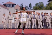 Die Gefangenen wollen Denise (Edina Robinson, vorne) bei ihrem Trainingsprogramm verunsichern und scheinen auch Erfolg damit zu haben...
