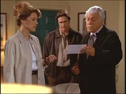 Mark (Dick Van Dyke, r.) und Steve (Barry Van Dyke, M.) pr&auml;sentieren Caroline (l.) einen ungedeckten Scheck ihres verstorbenen Mannes.