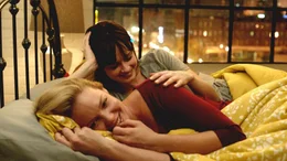 L - R: Katherine Heigl als Jenny, Alexis Bledel als Kitty