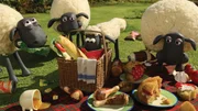 "Shaun, das Schaf", "Das Date." Der Bauer will mit seiner neuen Bekanntschaft auf der Wiese picknicken. Als die Schafe die vielen verlockenden Speisen sehen, k&ouml;nnen sie sich nicht mehr zur&uuml;ckhalten und schlagen sich die B&auml;uche voll. Nur mit M&uuml;he gelingt es dem Bauern, seine Bekannte mit dem Versprechen eines k&ouml;stlichen Mahls zu &uuml;berreden, zu bleiben. Zum Gl&uuml;ck lassen sich Shaun und Bitzer etwas einfallen.
