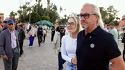 Die Geissens fliegen im Privatjet nach Marrakesch. Sie sind beeindruckt von der Deko und der Kultur. Auf dem Gauglerplatz begegnet Robert seinem schlimmsten Alptraum: Schlangen. Shania bleibt cool und lässt sich Schlagen um den Hals legen. Die Geissens fliegen im Privatjet nach Marrakesch. Sie sind beeindruckt von der Deko und der Kultur. Auf dem Gauglerplatz begegnet Robert seinem schlimmsten Alptraum: Schlangen. Shania bleibt cool und lässt sich Schlagen um den Hals legen.