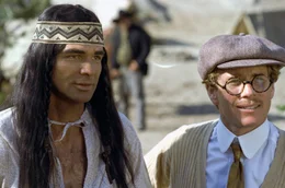 Buck Greenway (Burt Reynolds, li.) muss f&uuml;r seinen Regisseur Leo Harrigan (Ryan O'Neal, re.) in fast alle Rollen schl&uuml;pfen.