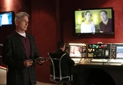 Während das Team um Gibbs (Mark Harmon, l.) und McGee (Sean Murray, 2.v.l.) den Mord an einem Offizier in Virginia untersucht, reisen Tony (Michael Weatherly, r.) und Ziva (Cote de Pablo, 2.v.r.) nach Berlin, um dort den Mörder zu finden, der Zivas Vater auf dem Gewissen hat ... Während das Team um Gibbs (Mark Harmon, l.) und McGee (Sean Murray, 2.v.l.) den Mord an einem Offizier in Virginia untersucht, reisen Tony (Michael Weatherly, r.) und Ziva (Cote de Pablo, 2.v.r.) nach Berlin, um dort den Mörder zu finden, der Zivas Vater auf dem Gewissen hat ...