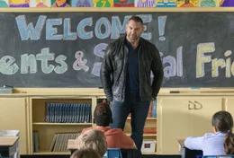 JJ (Dave Bautista, hinten)
