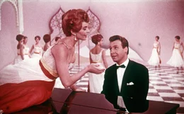 Marcella (Germaine Damar) und Peter (Peter Alexander) schweben im 7. Schlagerhimmel.