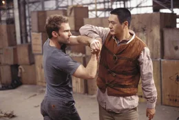 Der Taschendieb Kar (Seann William Scott, l.) und der namenlose M&ouml;nch (Chow Yun-Fat, r.) messen ihre Kr&auml;fte.