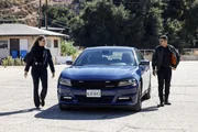 Jessica Knight (Katrina Law, l.); Nick Torres (Wilmer Valderrama, r.)