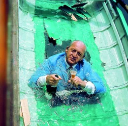 Poldis (Gunther Philipp) Rendezvous enden immer sehr feucht. Doch er l&auml;sst sich nicht entmutigen. Das Wasser bis zum Hals stehend, macht er Frau Himmelreich (nicht im Bild) einen Heiratsantrag. Gott-sei-Dank ist es diesmal die echte (und nicht Rudi).