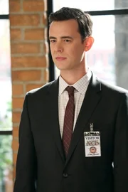 Ermittlungsbeamter des Verteidigungsministeriums Richard Parsons (Colin Hanks) untersucht die Arbeit des NCIS-Teams im Fall Bodnar ... Ermittlungsbeamter des Verteidigungsministeriums Richard Parsons (Colin Hanks) untersucht die Arbeit des NCIS-Teams im Fall Bodnar ...