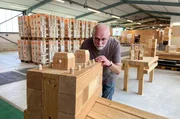 Werner Grosse hat ein Bausystem entwickelt, bei dem Holzkl&ouml;tze ohne M&ouml;rtel mithilfe von Holzd&uuml;beln verbunden werden und sich am Ende des Geb&auml;udezyklus vollst&auml;ndig demontieren und wiederverwenden lassen &ndash; zu 100 Prozent zirkul&auml;r.