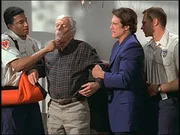 In letzter Minute kann Steve (Barry Van Dyke, 2.v.r.) seinen Vater Mark (Dick Van Dyke, 2.v.l.) aus einem luftdicht verschlossenen Raum retten.