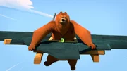 Grizzy verfolgt die Lemminge. Diese haben sich "sein" Waschb&auml;rbaby geschnappt und spiele mit ihm. Grizzys Besch&uuml;tzerinstinkt ist geweckt: Das ist f&uuml;r den Kleinen doch viel zu gef&auml;hrlich!