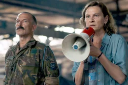 Die Dolmetscherin Aida (Jasna Duricic) und der holl&auml;ndische UN-Sergeant-Major Franken (Raymond Thiry) versuchen, die Situation in der v&ouml;llig &uuml;berf&uuml;llten UN-Schutzzone zu beruhigen.