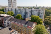 Beim seriellen Sanieren werden vorproduzierte Fassadenelemente wie eine zweite Haut am Gebäude verschraubt. Beim seriellen Sanieren werden vorproduzierte Fassadenelemente wie eine zweite Haut am Gebäude verschraubt.
