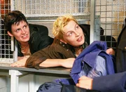 Die beiden M&ouml;rderinnen Martina (Judith Sehrbrock, li.) und Mareike (Sanna Englund) Vattke werden in Reutlitz eingeliefert. Dem ber&uuml;chtigten Geschwisterpaar ist nichts heilig...