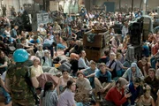 In einer Lagerhalle, die von der UN zur Schutzzone erkl&auml;rt wurde, suchen die Menschen Schutz vor den Milizen des serbischen Generals Mladic.