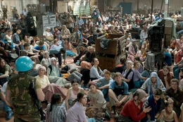 In einer Lagerhalle, die von der UN zur Schutzzone erkl&auml;rt wurde, suchen die Menschen Schutz vor den Milizen des serbischen Generals Mladic.
