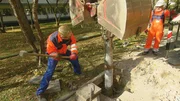 Als Undercover Boss arbeitet Dr. Michael Freitag (47) alias Lothar Rothbauer als Bauarbeiter im Praktikum und entfernt einen kaputten Laternenpfahl. Als Undercover Boss arbeitet Dr. Michael Freitag (47) alias Lothar Rothbauer als Bauarbeiter im Praktikum und entfernt einen kaputten Laternenpfahl.
