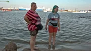Sandra und Tochter Svenja geniessen das Wasser der Ostsee