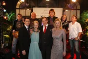 Die &Uuml;berraschung ist gelungen: Die Phudys spielen zu Julius 60. Geburtstag. Mark (Arne Stephan, vorne l.), Alexandra (Ivonne Sch&ouml;nherr, vorne 2.v.l.), Julius (G&uuml;nter Barton, vorne 2.v.r.) und Elisabeth (Birte Berg, vorne r.).