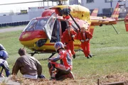 Beim Training f&uuml;r ein Motorradrennen ist ein Fahrer schwer gest&uuml;rzt. Die B-Crew des Medicopters mit Dr. Karin Thaler (Roswitha Meyer) und Florian Lenz (Jo Weil) ist gelandet und eilt zum Einsatz.