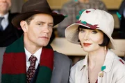 Detective John 'Jack' Robinson (Nathan Page) und Phryne Fisher (Essie Davis) Detective John 'Jack' Robinson (Nathan Page) und Phryne Fisher (Essie Davis)