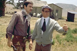 Regisseur Leo Harrigan (Ryan O'Neal, re.) gibt seinem Star Buck Greenway (Burt Reynolds, li.) Anweisungen.