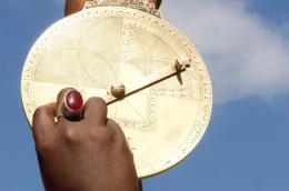 Als Astronom wei&szlig; Maram Kaire, wie ein Astrolabium einzusetzen ist.