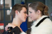 Lisa (Svenja Jung) kann sich nicht mehr auf ihre Freier einlassen und bekennt sich endlich zu Moritz (Marvin Linke).