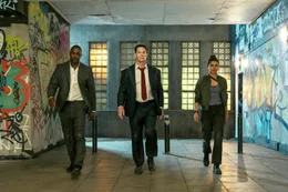 Sie haben bereits eine Odyssee hinter sich. Nun sind Sam Clarke (Idris Elba, l.), Will Derringer (John Cena, M.) und Noel Bisset (Priyanka Chopra Jonas, r.) bereit f&uuml;r den Showdown.
