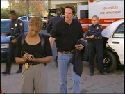 Die Polizistin Cheryl (Monique Edwards, l.) verpasst ihrem Kollegen Steve (Barry Van Dyke, r.) einen Strafzettel.
