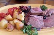 In der Drôme mariniert Gisèle eine Lammkeule in einer Mischung aus Clairette, dem lokalen Schaumwein, Essig und Gemüse. Dazu reicht sie Bratkartoffeln und Tomatensalat. In der Drôme mariniert Gisèle eine Lammkeule in einer Mischung aus Clairette, dem lokalen Schaumwein, Essig und Gemüse. Dazu reicht sie Bratkartoffeln und Tomatensalat.