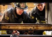 Chicago Fire - Enschneidende Ereignisse - Leaving the Station Staffel 1, Episode 8 Ein furchtbarer Anblick: Jesse Spencer als Matthew Casey, Charlie Barnett als Peter Mills Chicago Fire - Enschneidende Ereignisse - Leaving the Station Staffel 1, Episode 8 Ein furchtbarer Anblick: Jesse Spencer als Matthew Casey, Charlie Barnett als Peter Mills