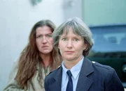 Walter (Katy Karrenbauer, li.) durchschaut Juttas (Claudia Loerding) Plan und noch einmal, die Anstaltsleiterin mit deren Geld, auf das Walter Zugriff hat, zu erpressen. Doch diesmal pfeift Jutta auf das Geld...