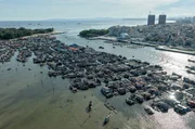 Die Hausboote der Tanka bilden eine Stadt vor der Stadt: Knapp 300 Menschen wohnen heute auf dem Wasser vor der Bucht von Lingshui.