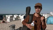 Auch Peter (30) hat es an den Strand verschlagen. Er m&ouml;chte hier musizieren.