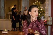 Simone (Tatjana Clasing) wartet am Heiligabend vergeblich auf Richard. Simone (Tatjana Clasing) wartet am Heiligabend vergeblich auf Richard.