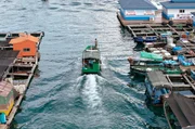 Guo Yun arbeitet allein auf der Fischfarm. Manchmal sieht er seine Familie wochenlang nicht.