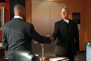Richard Parsons führt nichts Gutes im Schilde, aber das wollen sich Vance (Rocky Carroll, l.) und Gibbs (Mark Harmon, r.) nicht gefallen lassen ... Richard Parsons führt nichts Gutes im Schilde, aber das wollen sich Vance (Rocky Carroll, l.) und Gibbs (Mark Harmon, r.) nicht gefallen lassen ...